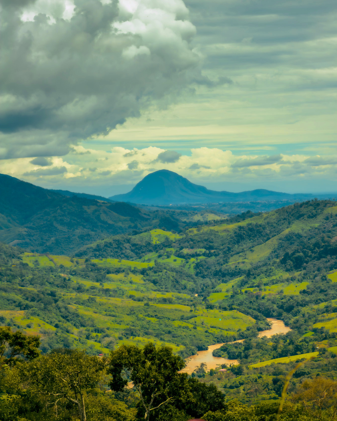 Valle y laderas montañosas en la cuenca de Organero y Gera