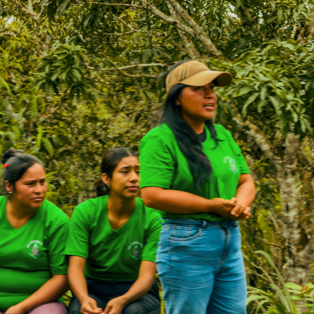 Mujeres de la organización durante un encuentro en campo