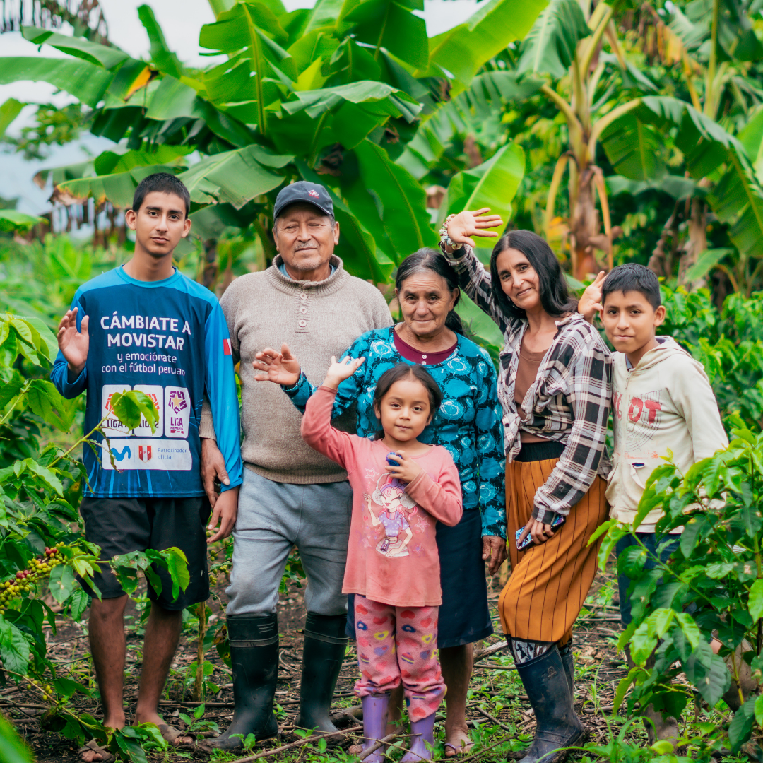 Familia cafetalera reunida en una parcela